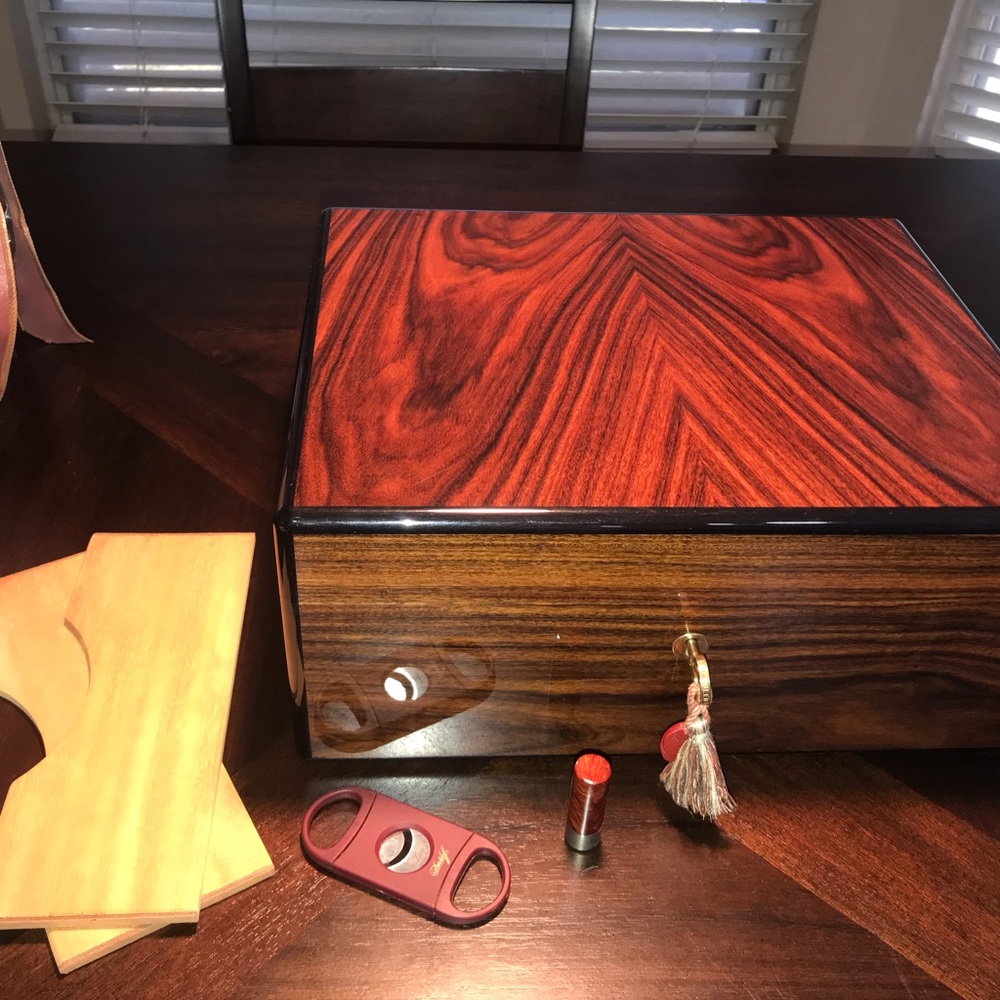 Elie Bleu Cigar Humidor - Comes with Lots of Extras